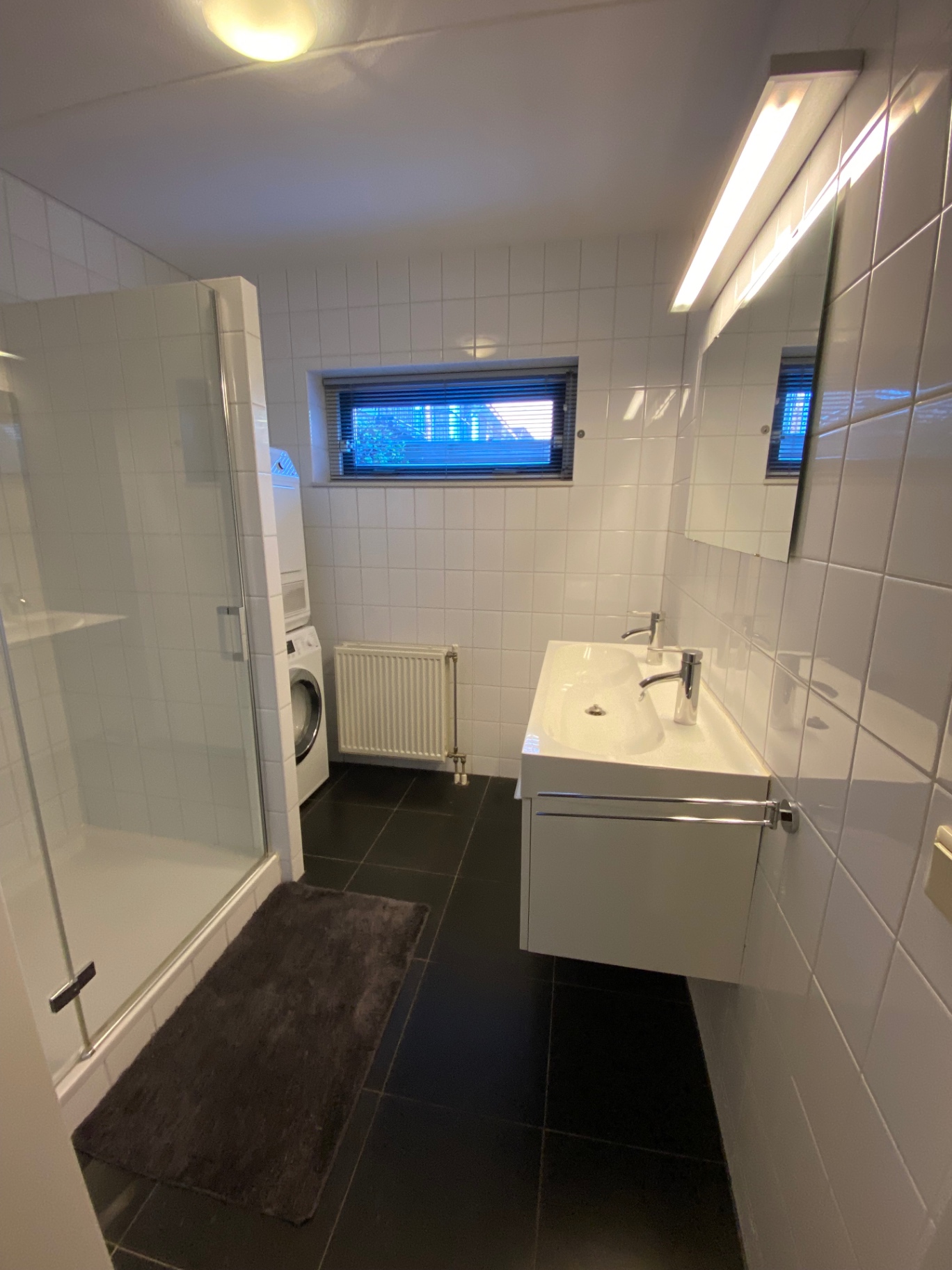 Badkamer met inloopdouche en wasmachineaansluiting