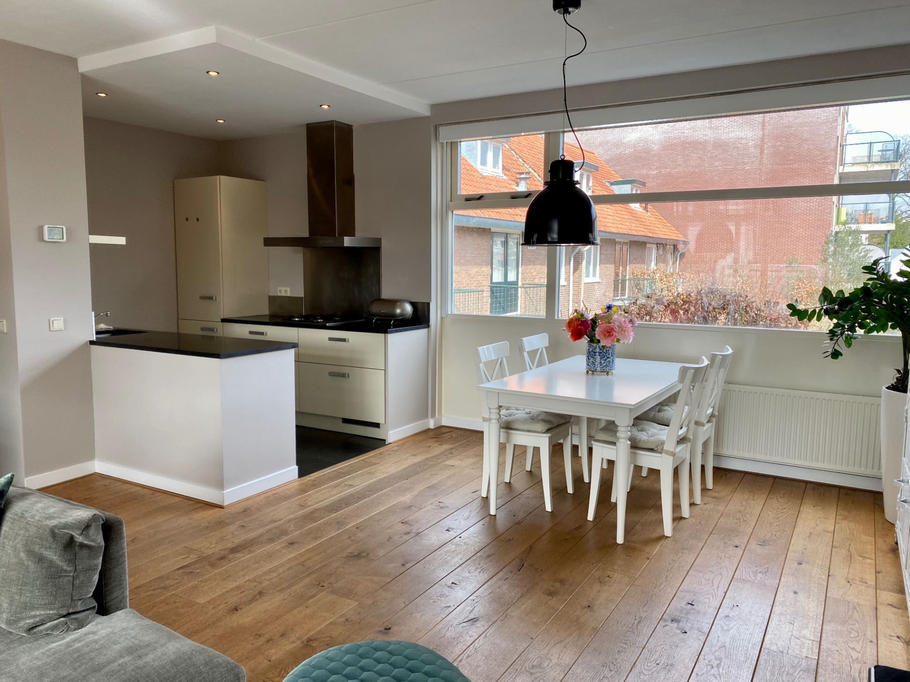 Halfopen keuken met inbouwapparatuur